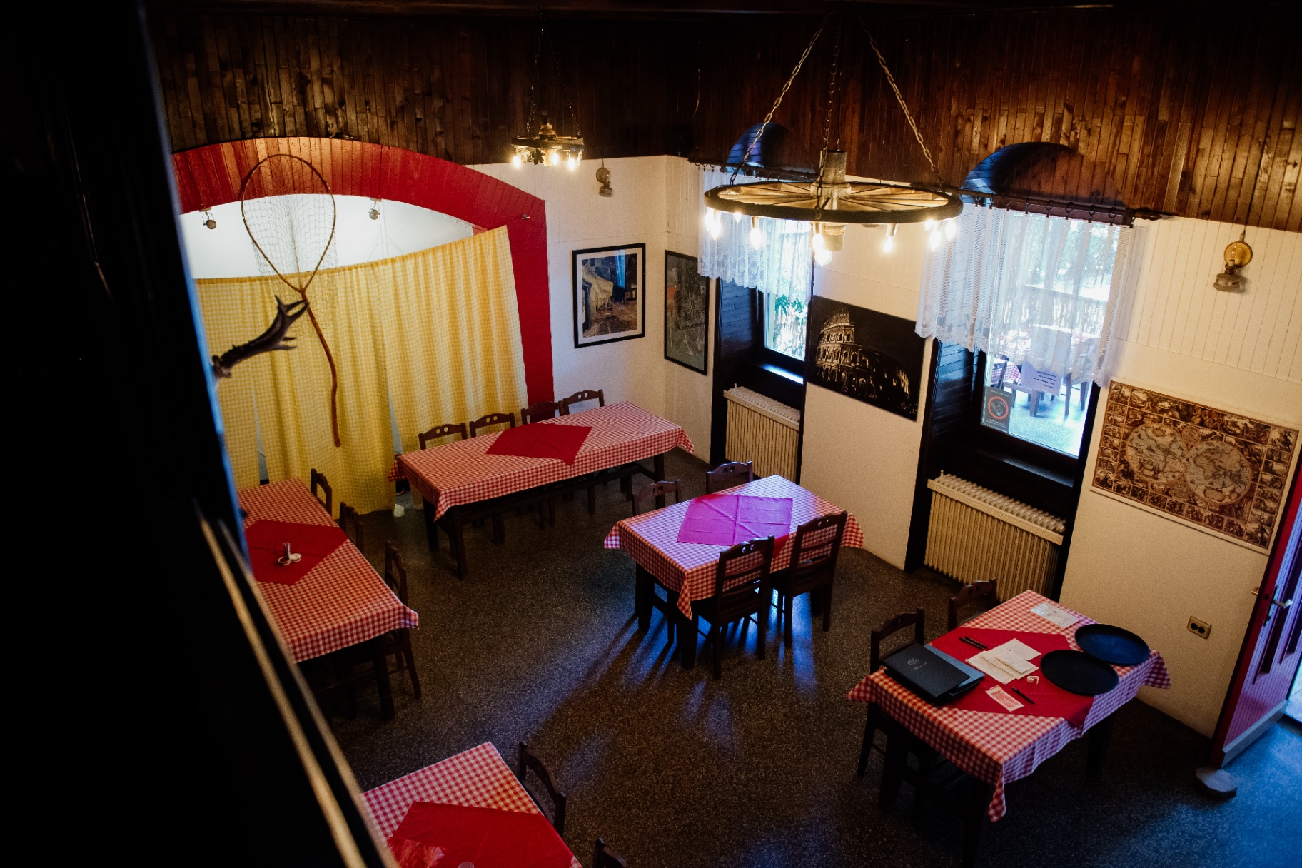 Unutrašnjost restorana sa kariranim stolnjacima